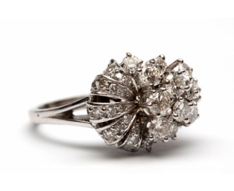 14kt. Witgouden cocktail ring, jaren '50. Bezet met briljant en achtkant geslepen diamanten, totaal ca. 0.95 ct. zuiverheid V