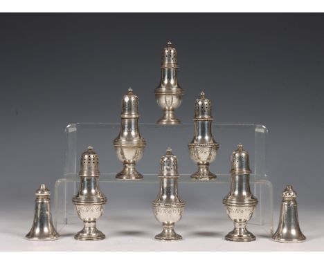 Collectie van vier paren peper- en zoutstrooiers, vroeg 20e eeuw, drie balustervormige modellen met naamgravures, mt. D*B  jr