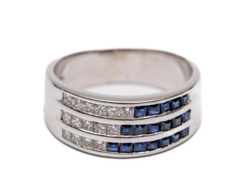 18 kt. Witgouden ring met diamant en saffier. De voorzijde met drie rijen, half om half gezet met princess geslepen diamant e