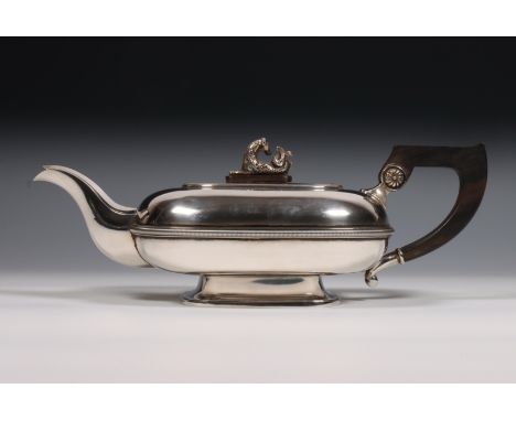 Theepot, naar 19e eeuws voorbeeld, zgn. kaastheepot, afgerond plat model versierd met geribde banden, voluutvormig houten oor