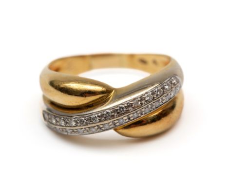 Beneden wettelijk gehalte gouden ring,  met een diagonale band, pavé bezet met briljant geslepen diamant, totaal ca. 0.25 ct.