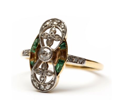 18 kt. Gouden ring, Belle Epoque, opgebouwd uit twee lussen met een bloem, waartussen een oud briljant geslepen diamant van c