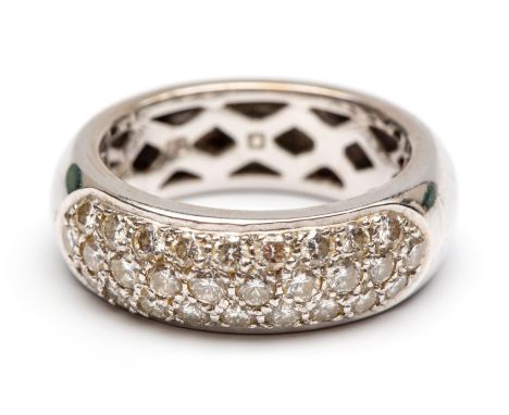 18 kt. Witgouden diamanten ring, met een bolle bovenzijde, pavé bezet met briljant geslepen diamanten, totaal ca. 0.66 ct.  [