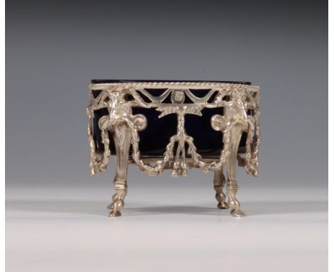 Zoutvat met blauw glazen binnen bak, 's-Gravenhage, Louis XVI, ovaal model bokkenhoofdjes en pootjes met hoeven, quirlandes m