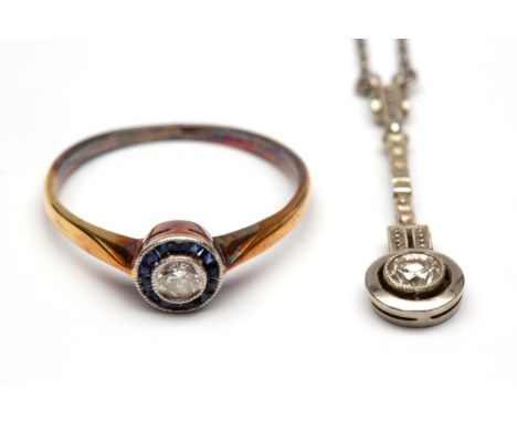 14 kt. Gouden solitairring en een hanger aan fijn collier, Art-Deco. De ring bezet met  een diamant, ca. 0,18 ct in een entou