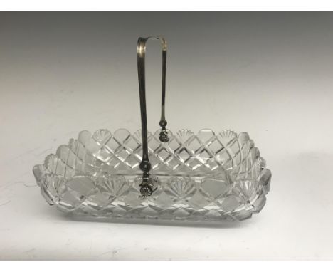 Kristallen soezenmand met zilveren hengsel, 1e helft 19e eeuw, langwerpig model met diamant, ruit- en waaier slijpsel versier
