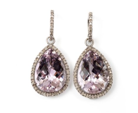 14 kt. Witgouden oorbellen, bestaande uit een oorring bezet met briljant geslepen diamant, waaronder een druppel, bezet met e