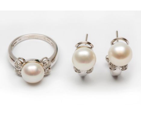 14 kt. Witgouden ring, in de vorm van een strik, bezet met een witte zoetwaterparel en vier kleine briljant geslepen diamante