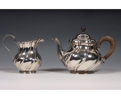 Theepot en melkkan, Louis XV stijl, 19e eeuw, rond model met getordeerde banen, houten voluutvormige greep en balustervormige