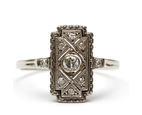 18 kt. Witgouden fijne ring, Art Deco, met een rechthoekige kop, bezet met een oud briljant geslepen diamant, ca. 0.10 ct., e