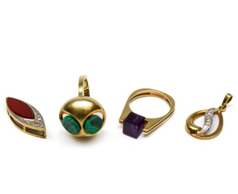 14 kt. Gouden ring, jaren '60 - '70, met een bolle gematteerde kop met twee openingen, waarin elk een ronde schijf malachiet.