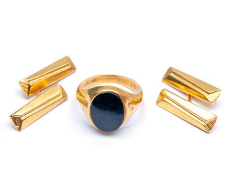 14 kt. Gouden zegelring en een paar 18 kt. gouden manchetknopen. Ring bezet onix (slijtage, chips) [3] bruto 11,4 gr., ringmt