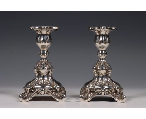 Paar kandelaars, Biedermeier stijl, balsuter vormig model op gekrulde pootjes en versierd met voluut- en bladmotieven, mt. J.