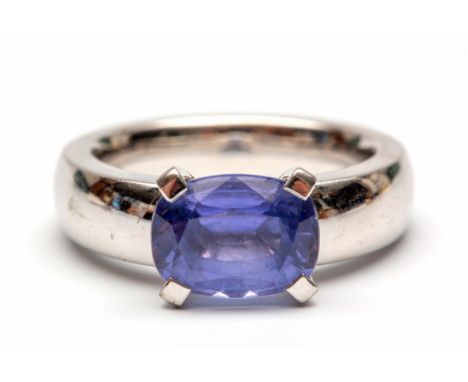 Gübelin, 18 kt. witgouden ring, bezet met een ovale gefacetteerde paarsblauwe 'colour change' saffier van 10,5 x 8 mm [1] bru