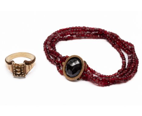 14 kt. Gouden ring, 19e eeuw, in de vorm van een gesp. Hierbij een armband van glasgranaatjes aan een gouden sluiting met gra