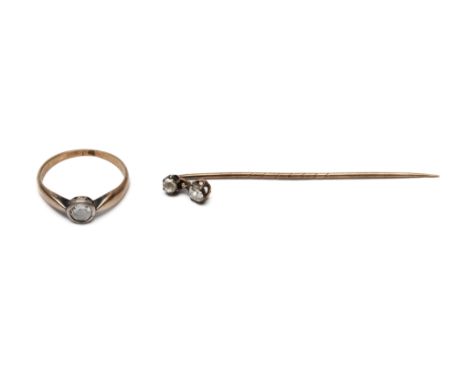 14 kt. Goud met zilveren solitair ring met roosgeslepen diamant. Hierbij een reversspeld, eveneens bezet met roosgeslepen dia