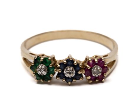 14 kt. Gouden ring, aan de bovenzijde drie bloemen, bezet met smaragd, saffier en robijn. Hartje van diamant  [1] bruto 2,0 g