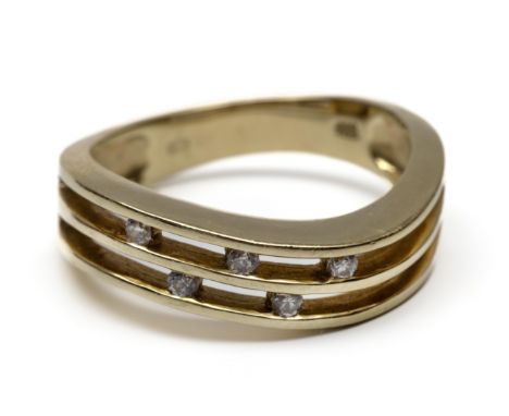 14 kt. Gouden golvende ring waartussen imitatie diamanten zijn gezet [1] bruto 4,2 gr., ringmt. 17,5 - 55 