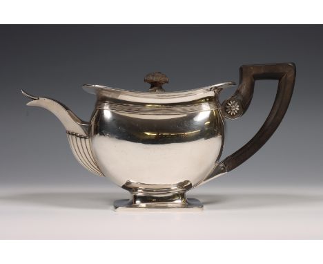 Theepot, Biedermeier, afgerond langwerpig model met gestileerde palmblad versiering, voluutvormig ebbenhouten oor met rosetve