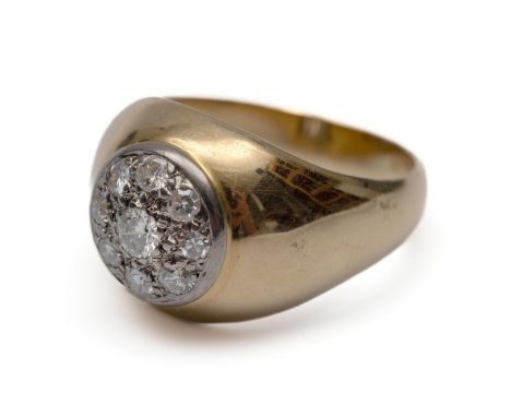 14 kt. Gouden boule ring, met centraal een witgouden ronde schijf, gezet met 10 briljant geslepen diamanten, totaal ca. 0.45 