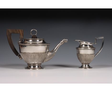 Theepot en melkkan, Empire stijl, vroeg 20e eeuw, rond model met geribde versiering, theepot met dierkopvormig tuit uiteinde 