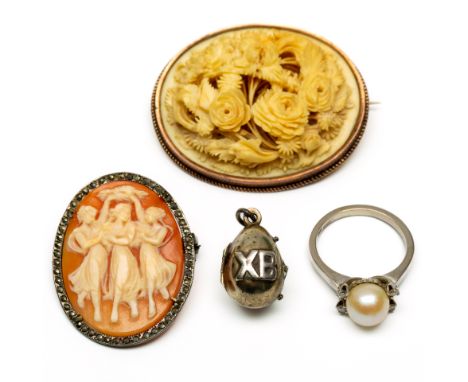 18 kt. Witgouden ring met een cultivé parel en vier briljant geslepen diamanten (totaal ca. 0.10 ct.). Hierbij, Dieppe, een 1