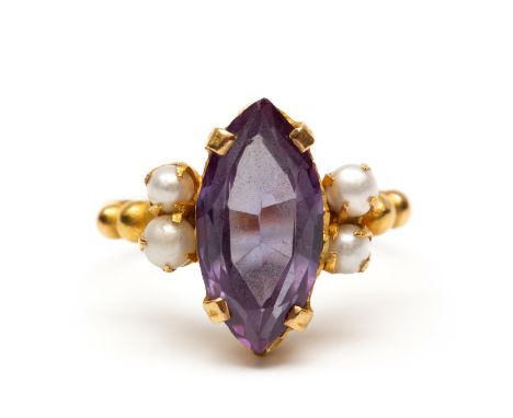 22 kt. Gouden ring, bezet met een markiesvormige synthetische korund chip) (imitatie alexandriet), met aan weerszijden twee k