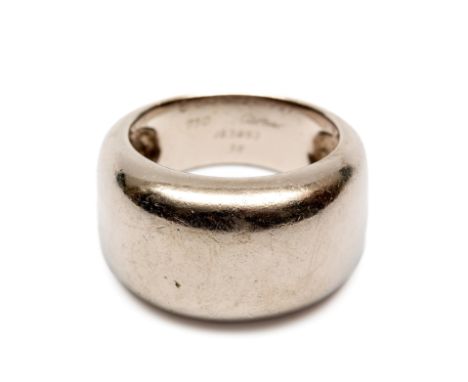 Cartier, 18 kt. witgouden ring, breed model. De ring gesigneerd en genummerd en voorzien van een certificaat van Cartier [1] 