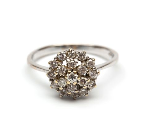 14 kt. Witgouden entourage ring, bezet met briljant geslepen diamant, totaal ca. 0.40ct. [1] bruto 2,6 gr., ringmt. 17,75 - 5