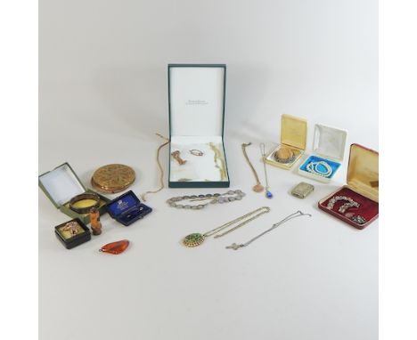 A collection of jewellery, to include a 9 carat gold locket on chain, a silver bangle, a gate bracelet, a pearl necklace, a s