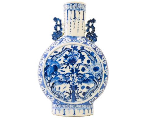 A Chinese blue and white porcelain moon flask, 19th century. Decorated with dragons to each side, height 22.5cm, width 14.5cm