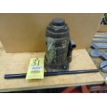 HYDRAULIC BOTTLE JACK, 20 T. CAP.