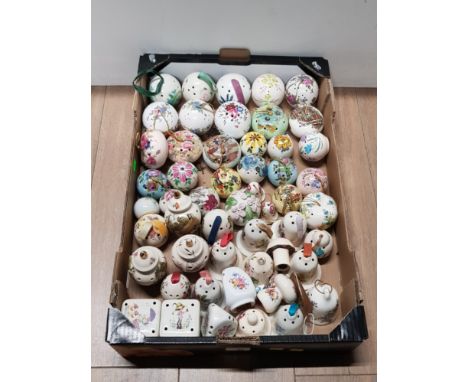 A BOX CONTAINING A SUBSTANTIAL AMOUNT OF CERAMIC SCENT BAUBLES ETC