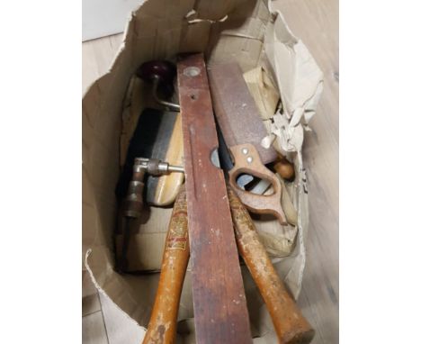 A BOX CONTAINING VINTAGE TOOLS INCLUDING A SPIRIT LEVEL ETC