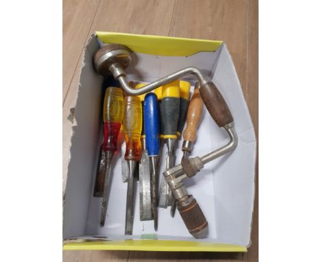 A BOX CONTAINING ASSORTED CHISELS AND TOOLS