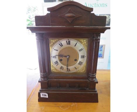 An oak cased striking mantle clock, 38cm tall, in running order 