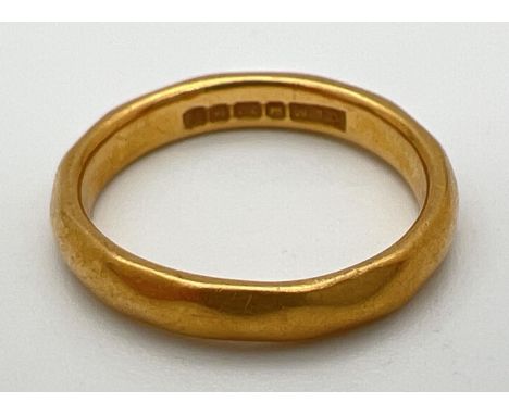 A vintage 22ct gold wedding band. Full hallmarks to inside of band. Size J. Total weight approx. 4.1g. 