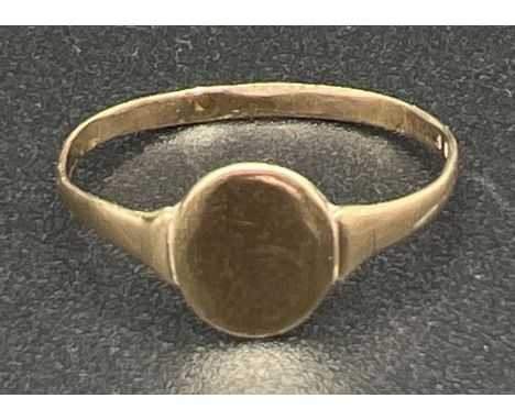 A vintage 9ct gold ladies oval signet ring with empty cartouche. Gold marks to inside of band. Size P. Weight approx. 0.9g. S