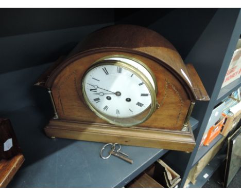 An Edwardian mahogany mantel clock having line inlay and brass pillar decoration