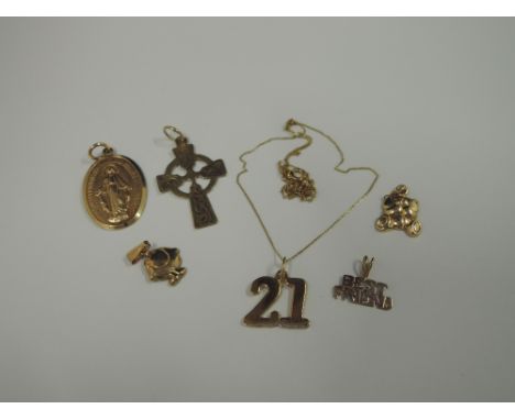 Five yellow metal and 9ct gold charms and a fine yellow metal chain,  approx 5.1g