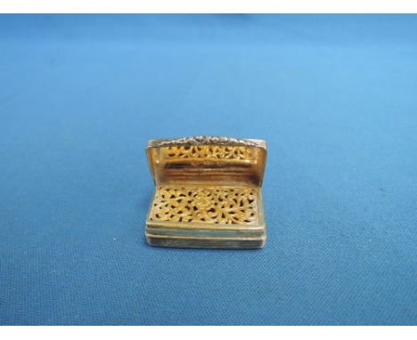 A small Georgian silver vinaigrette having engine turned decoration, moulded clasp and silver gilt interior, no date mark, po
