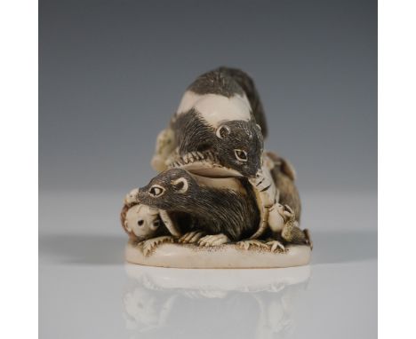 A Harmony Kingdom "Foul Play" Treasure Jest box figurine, crafted in England and copyrighted 1998. This intricately detailed 