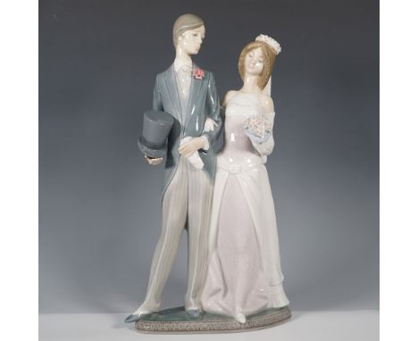 This elegant Lladro porcelain figurine, titled "Matrimony" (Spanish: Boda Arrogante), was sculpted by Juan Huerta and release