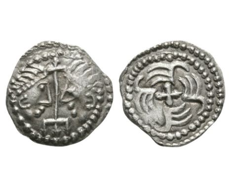 710-760 AD. Obv: two facing diademed profile busts with long-shafted cross between with tripod base. Rev: small cross with fo