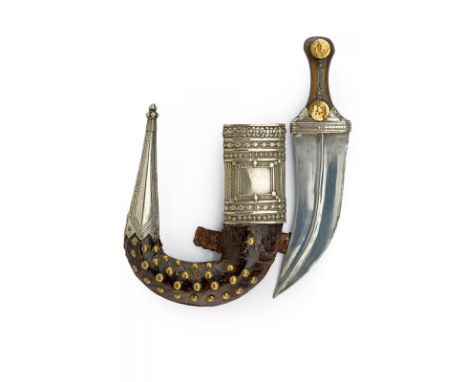 A jambiya (dagger) dating: circa 1900 provenance: Yemen Wide, curved, single-edged blade with raiser at the center; horn grip