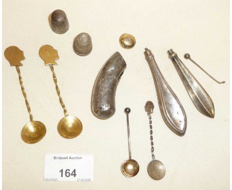 Assorted scrap silver including Charles Horner thimble, brass farthing coin spoon, salt spoons c.1918, silver weight approx 3
