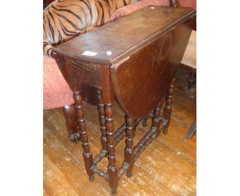 Small Victorian oak gateleg table on bobbin turned legs