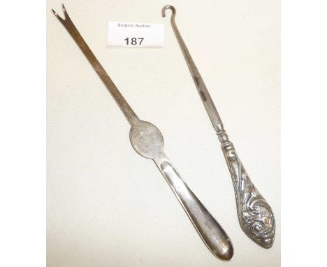 Silver lobster and crab pick, Sheffield 1912 (30 gm) and a silver handled button hook. 