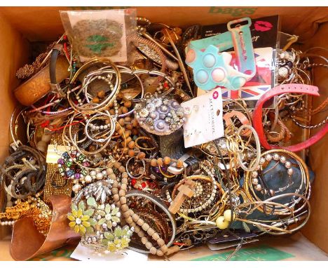 Box of assorted costume jewellery