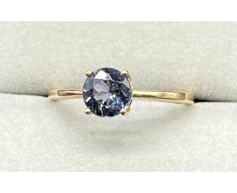 10ct yellow gold ring set with a round cut blue iolite gem stone. (Ring size S) (2.48grams) 